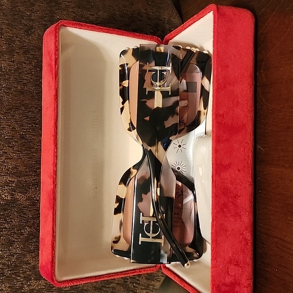 Carolina Herrera Sunglasses, New - Picture 9 of 9